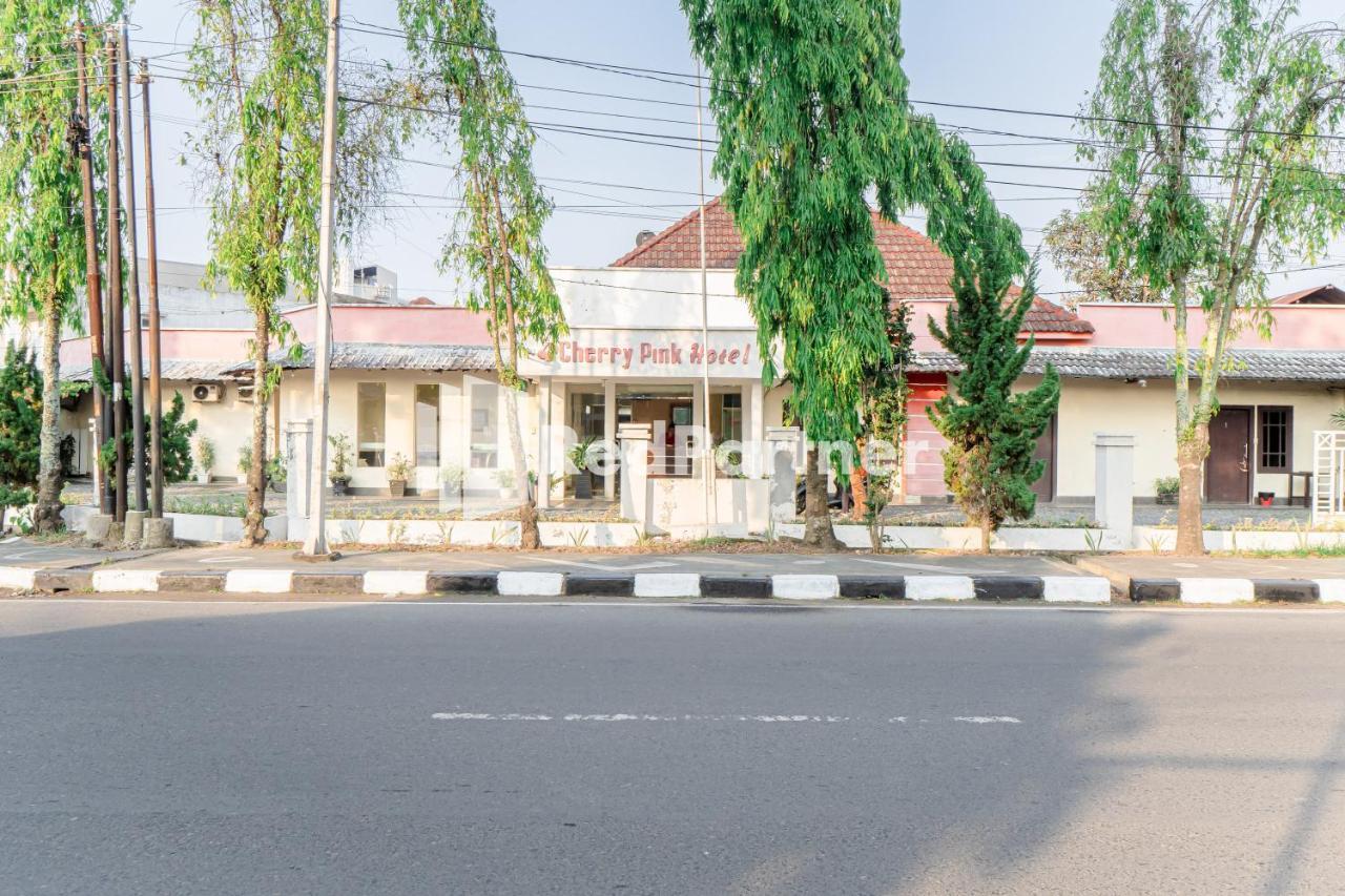 Cherry Pink Hotel Medan Mitra Reddoorz Экстерьер фото