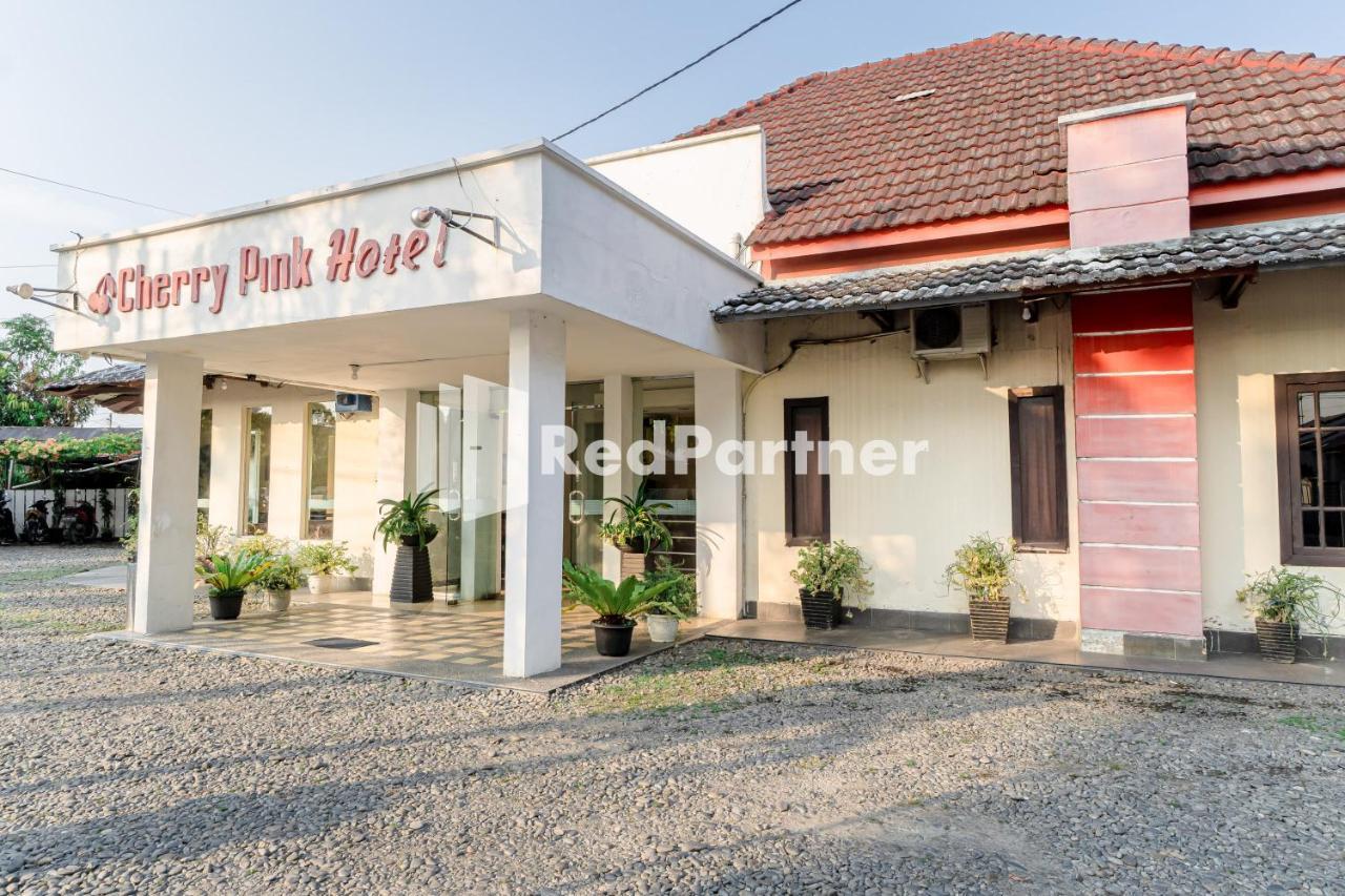 Cherry Pink Hotel Medan Mitra Reddoorz Экстерьер фото