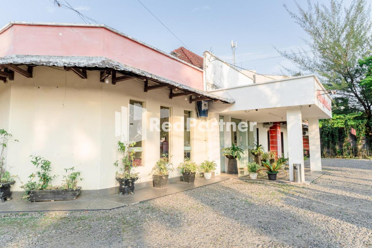 Cherry Pink Hotel Medan Mitra Reddoorz Экстерьер фото