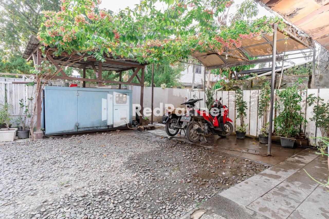 Cherry Pink Hotel Medan Mitra Reddoorz Экстерьер фото
